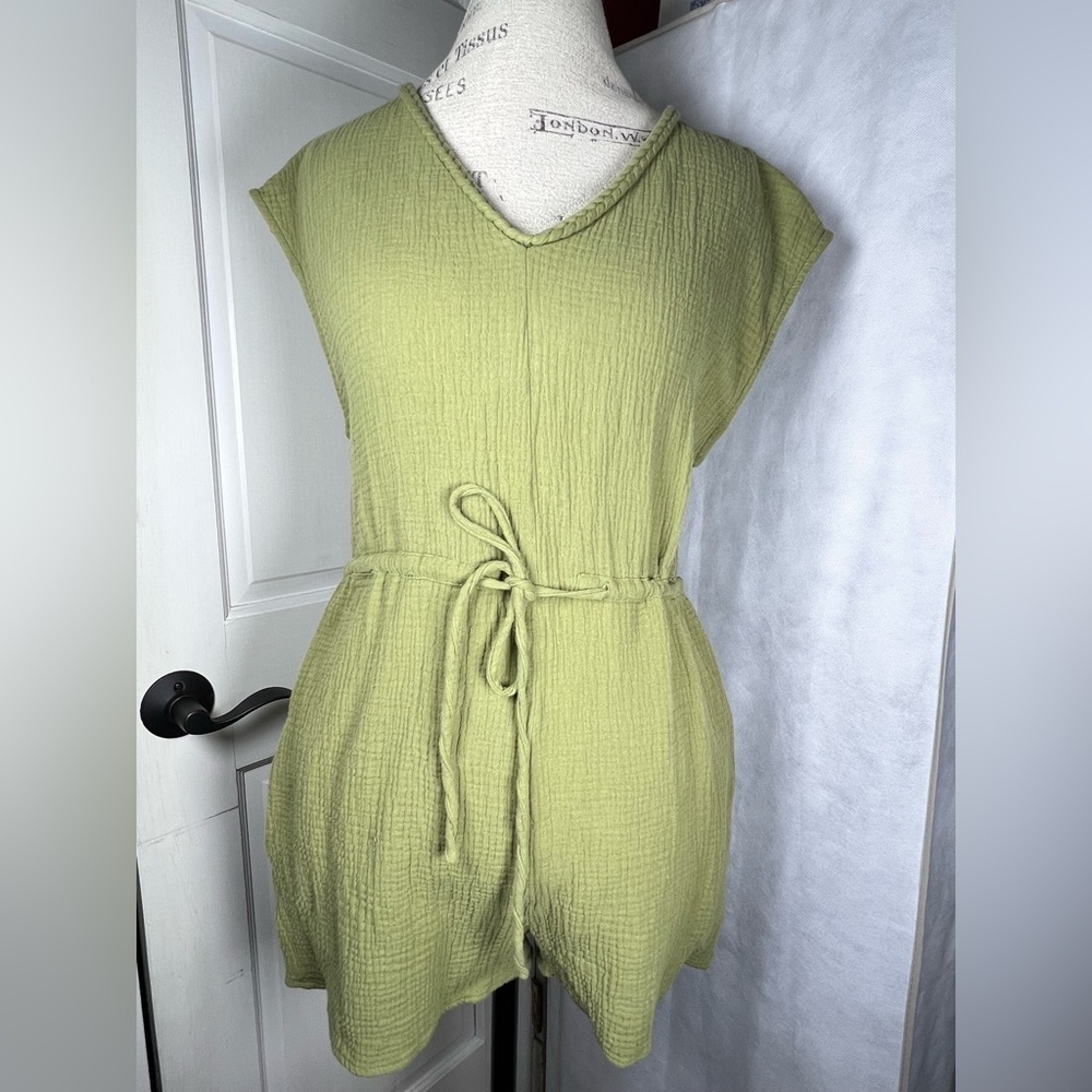 New In Gauzy Fabric Romper with Side Pockets Waist Tie Like New Size Medium